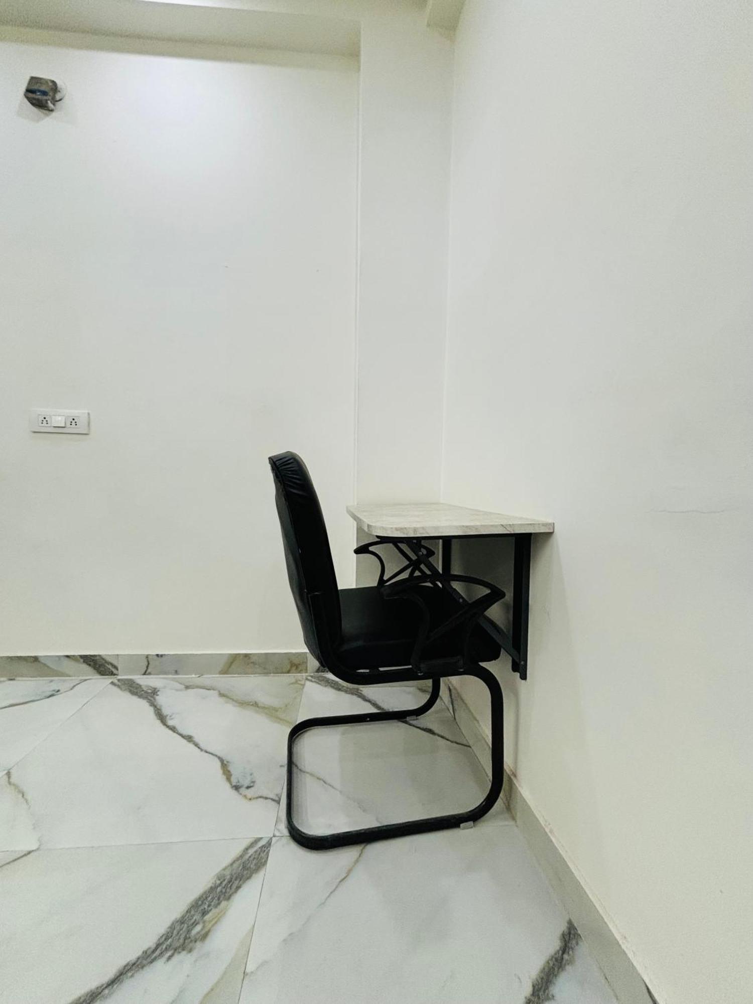 Apartment Thehrav 2bhk Mh New Delhi