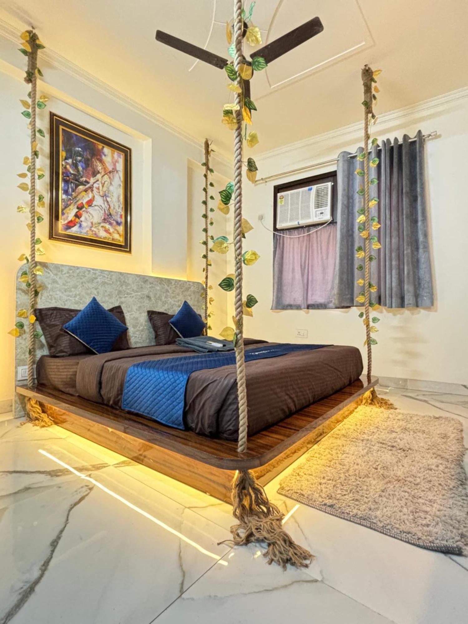 Thehrav 2bhk Mh * New Delhi