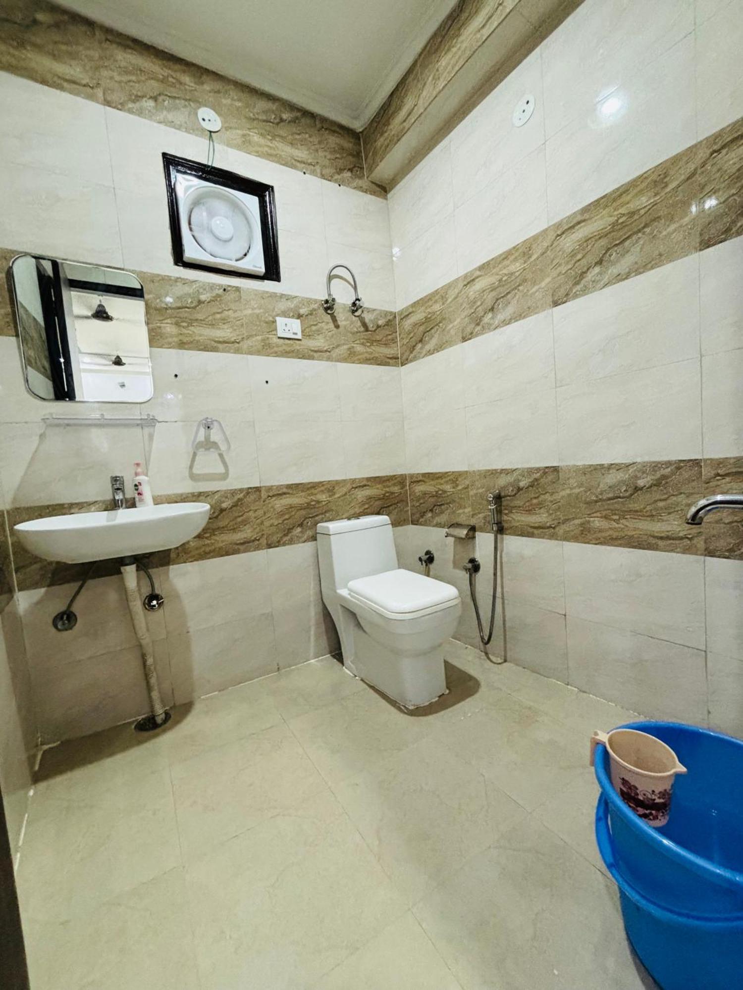 Thehrav 2bhk Mh Apartment New Delhi
